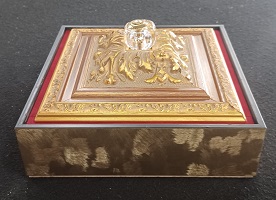 Juwelenkistje Goud met rood bekleed 20 x 20 cm